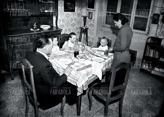 Una famiglia a tavola, anni 50 - Farabola Immagine digitale