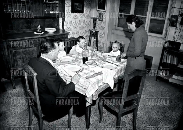 Una famiglia a tavola, anni 50 - Farabola Immagine digitale