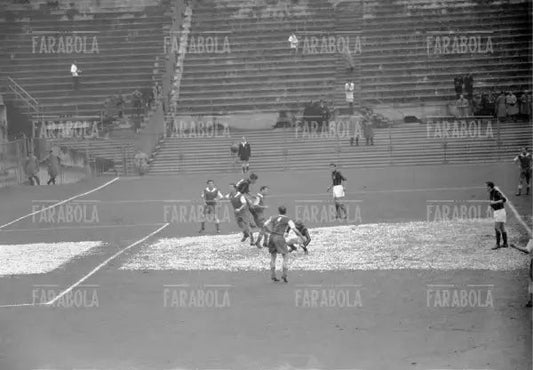 Un'azione di gioco, Milan vs Saarbrucken, 1955 - Farabola Immagine digitale