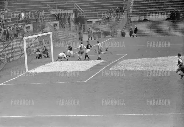 Un'azione di gioco, Milan vs Saarbrucken, 1955 - Farabola Immagine digitale
