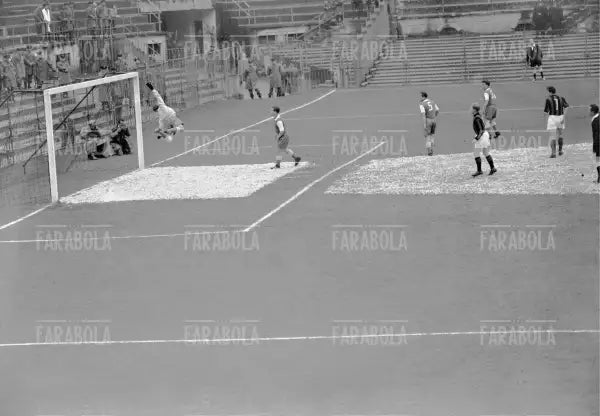 Un'azione di gioco, Milan vs Saarbrucken, 1955 - Farabola Immagine digitale