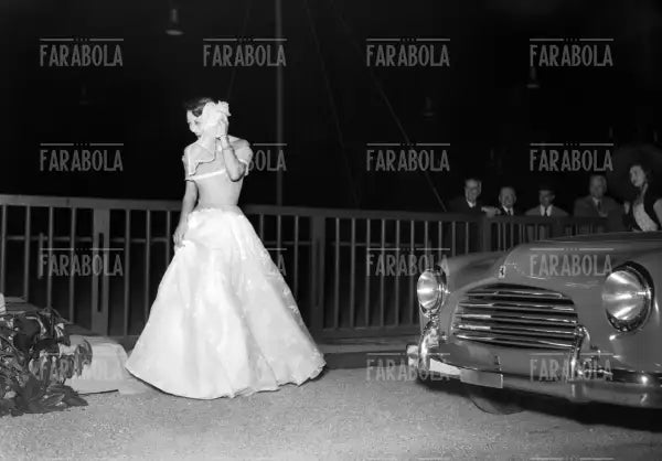 Un'indossatrice con un'automobile Ferrari, Moda a San Siro, 1949 - Farabola Immagine digitale