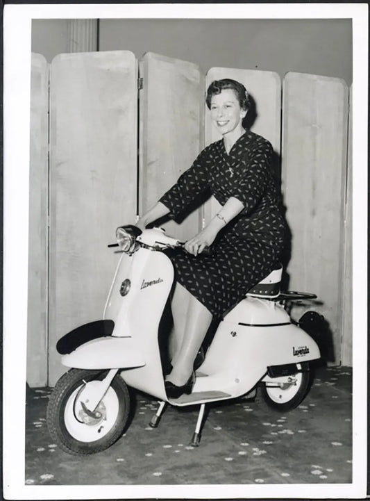 Uno dei primi mini scooter 1961 Ft 38082 - Stampa 20x15 cm - Farabola Stampa ai sali d'argento