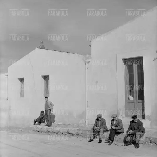 Uomini davanti a una casa, Augusta, 1960 - Farabola Immagine digitale