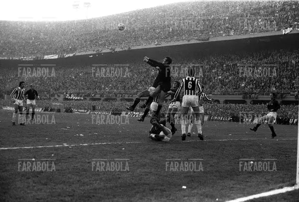 Uscita con i pugni di Dino Zoff, Milan vs Juventus, 1973 - Farabola Immagine digitale