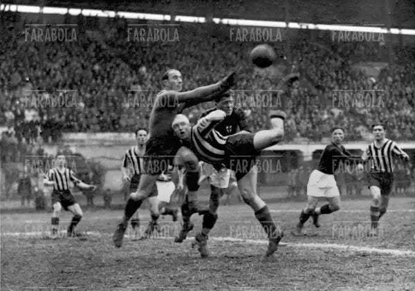 Uscita di Compiani mentre Perversi trattiene Meazza, Milan vs Inter, anni 30 - Farabola Immagine digitale