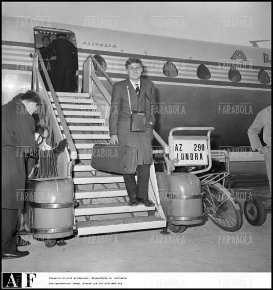 Uto Ughi al suo arrivo a Linate, Milano, 1967 - Farabola Immagine digitale