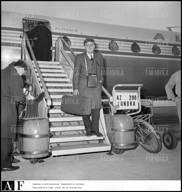 Uto Ughi al suo arrivo a Linate, Milano, 1967 - Farabola Immagine digitale