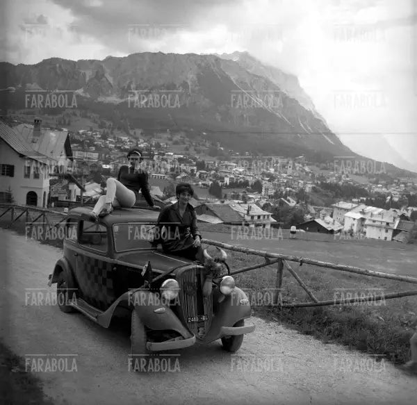 Vacanza in Fiat Balilla, Cortina d'Ampezzo, 1959 - Farabola Immagine digitale