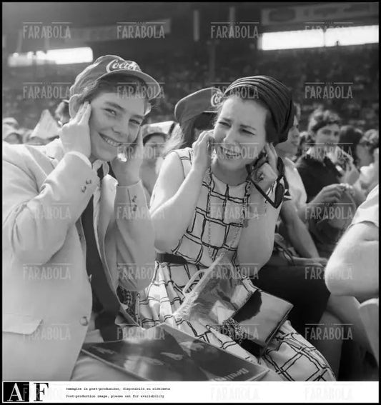 Valentina Cortese e il figlio Jakie Basehart al concerto dei Beatles, Milano, 1965 - Farabola Immagine digitale