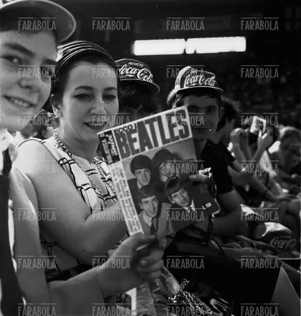 Valentina Cortese e il figlio Jakie Basehart al concerto dei Beatles, Milano, 1965 - Farabola Immagine digitale