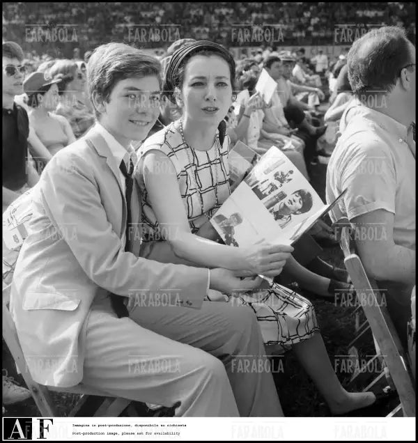 Valentina Cortese e il figlio Jakie Basehart al concerto dei Beatles, Milano, 1965 - Farabola Immagine digitale