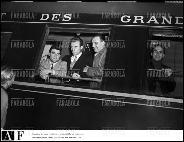 Valentino Mazzola in treno, 1948 - Farabola Immagine digitale