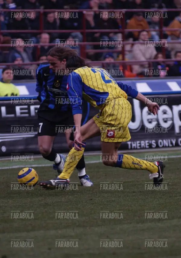 Van Der Meyde contrastato da Mandelli, Inter vs Chievo, 2005 - Farabola Immagine digitale