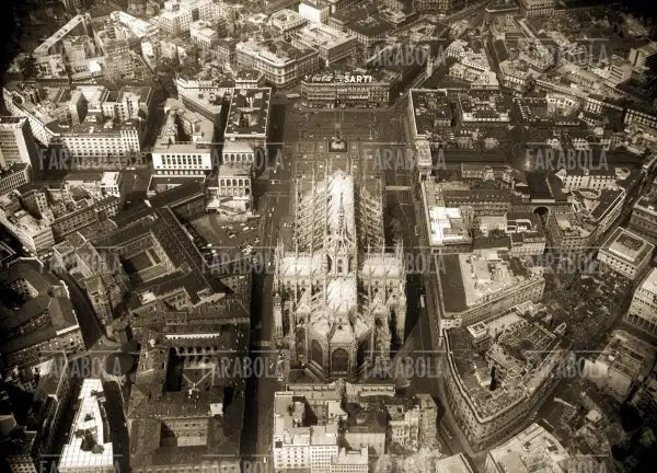 Veduta aerea del Duomo e di piazza San Babila, Milano, 1959 - Farabola Immagine digitale