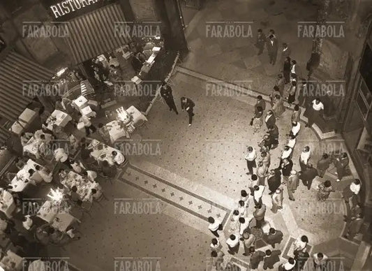 Veduta dall'alto del Bar Birreria Grande Italia, Milano, 1953 - Farabola Immagine digitale