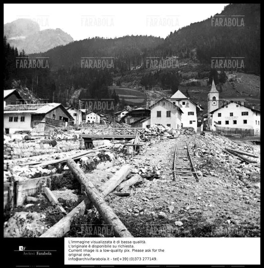 Veduta di un paese di montagna dopo la I Guerra Mondiale, anni 10 - Farabola Immagine digitale