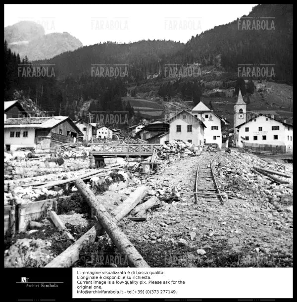 Veduta di un paese di montagna dopo la I Guerra Mondiale, anni 10 - Farabola Immagine digitale