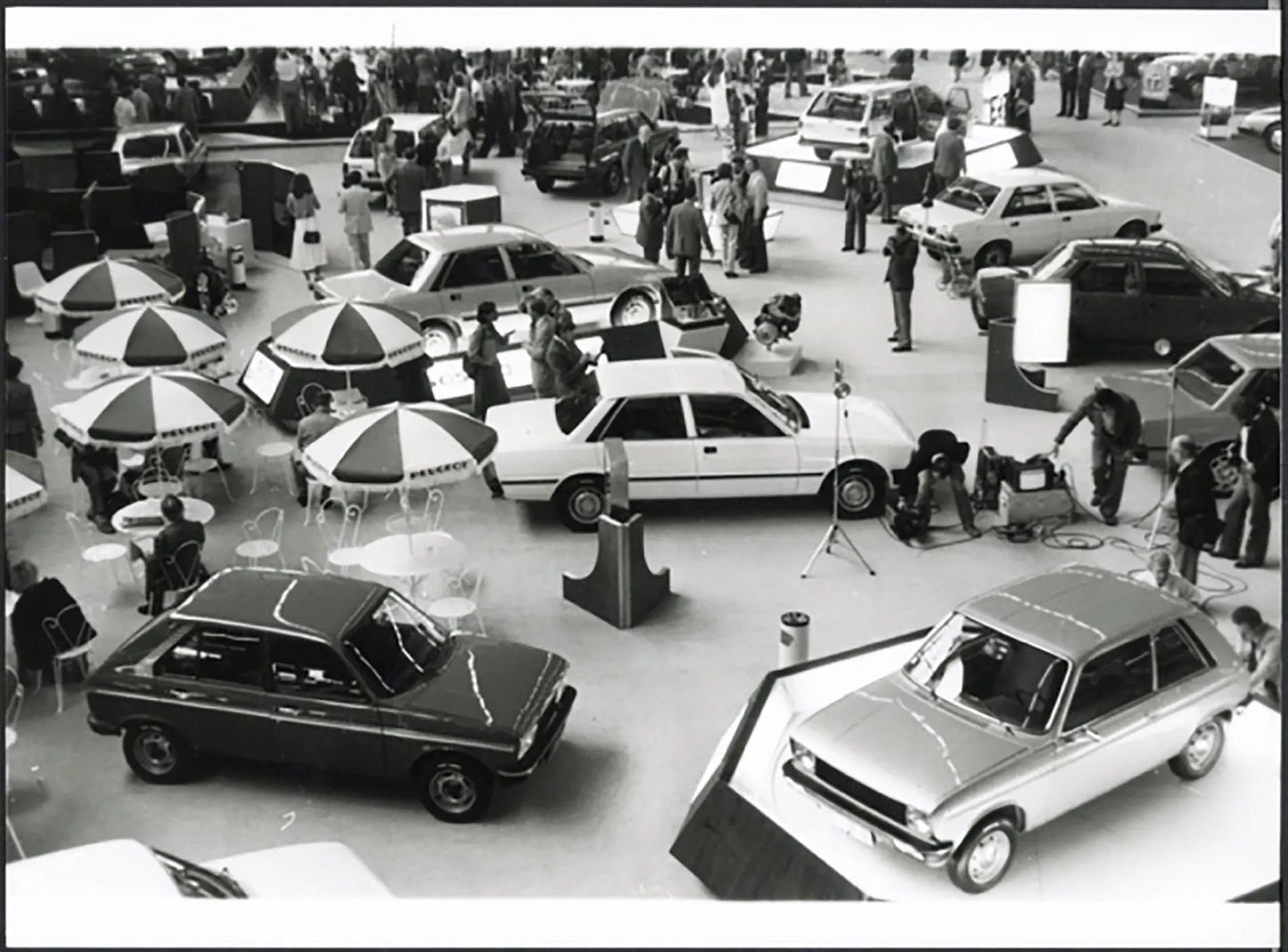 Veduta Salone Auto Parigi 1980 Ft 37022 - Stampa 24x18 cm - Farabola Stampa ai sali d'argento