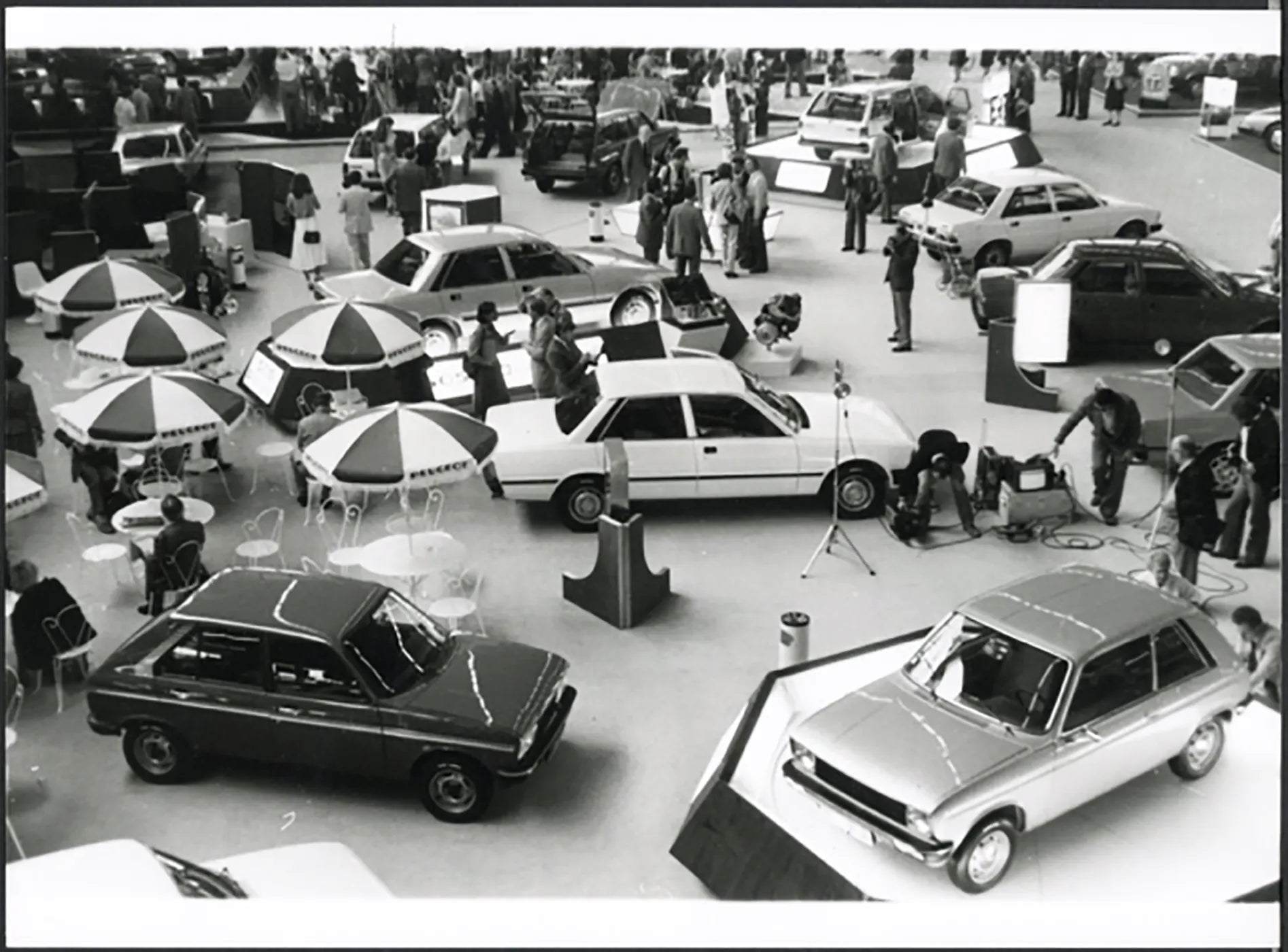 Veduta Salone Auto Parigi 1980 Ft 37022 - Stampa 24x18 cm - Farabola Stampa ai sali d'argento