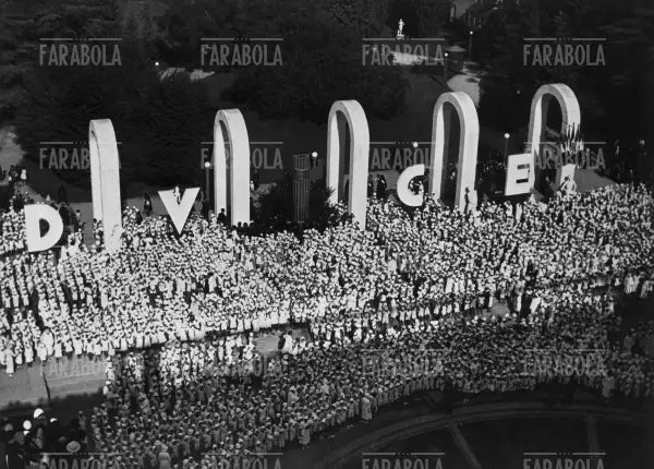 Vendemmiata dei bambini delle colonie, Milano, 1937 - Farabola Immagine digitale