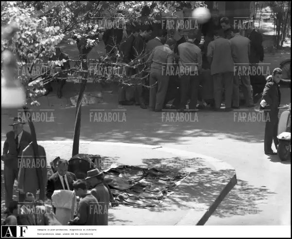 Venditori ambulanti e giocatori d'azzardo in via Conca del Naviglio, Milano, 1961 - Farabola Immagine digitale