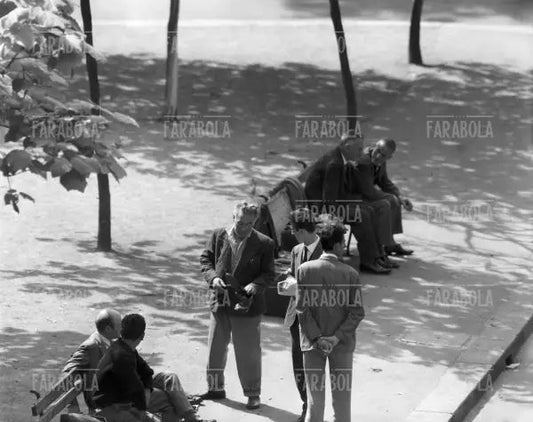 Venditori ambulanti e giocatori d'azzardo in via Conca del Naviglio, Milano, 1961 - Farabola Immagine digitale