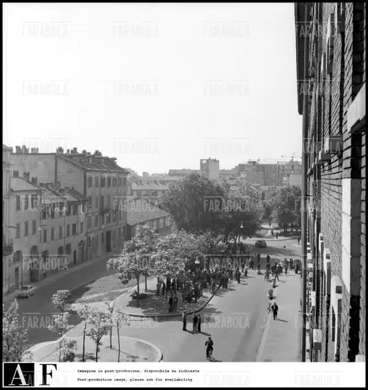 Venditori ambulanti e giocatori d'azzardo in via Conca del Naviglio, Milano, 1961 - Farabola Immagine digitale