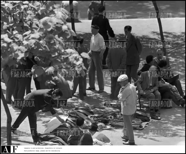 Venditori ambulanti e giocatori d'azzardo in via Conca del Naviglio, Milano, 1961 - Farabola Immagine digitale
