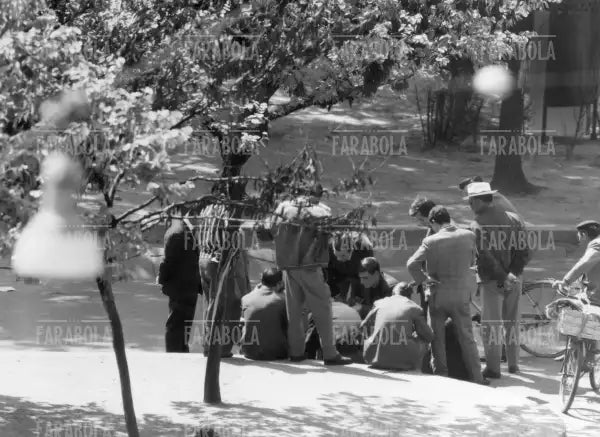 Venditori ambulanti in via Conca del Naviglio, Milano, 1961 - Farabola Immagine digitale