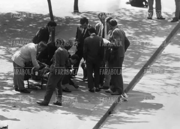 Venditori ambulanti in via Conca del Naviglio, Milano, 1961 - Farabola Immagine digitale