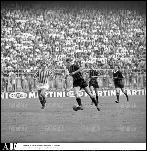 Vernazza, Facchetti, Suarez e l'arbitro Sbardella, Iner vs Lanerossi Vicenza, 1962 - Farabola Immagine digitale