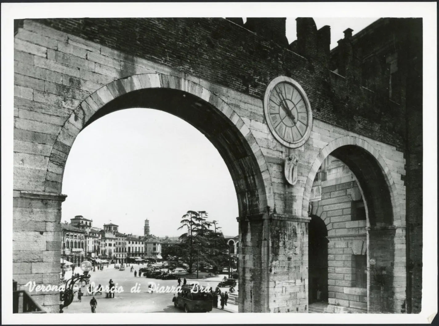 Verona Piazza Bra anni 50 Ft 3171 - Stampa 24x18 cm - Farabola Stampa ai sali d'argento (anni 90)