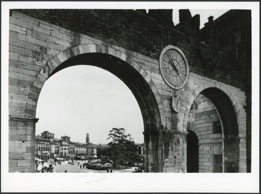 Verona Piazza Bra anni 50 Ft 3172 - Stampa 24x18 cm - Farabola Stampa ai sali d'argento (anni 90)