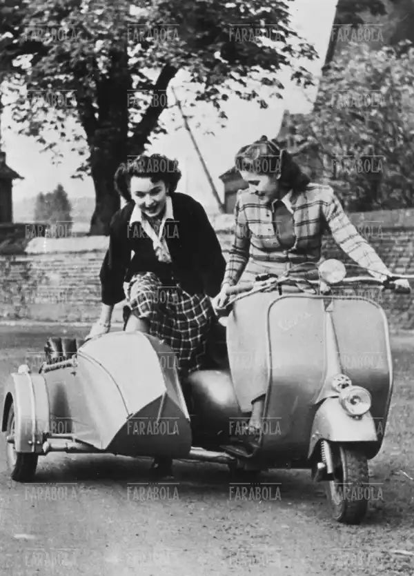 Vespa sidecar, anni 50 - Farabola Immagine digitale