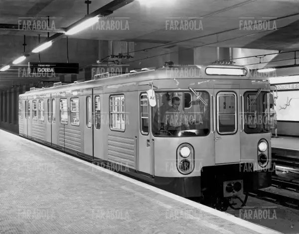 Vettura della linea 2 della metropolitana, Milano, 1970 - Farabola Immagine digitale