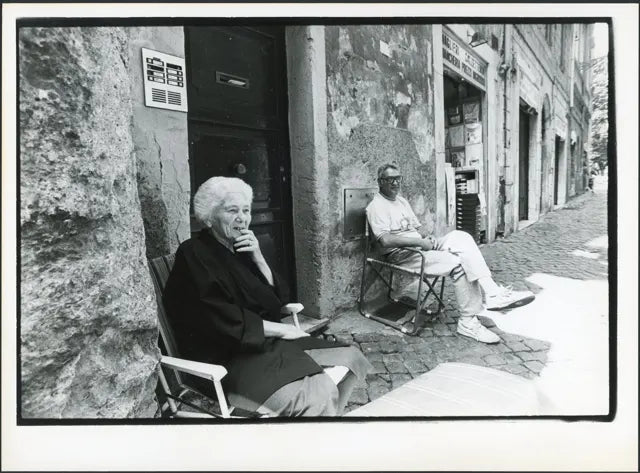 Via del Portico d'Ottavia Roma anni 90 Ft 3602 - Stampa 24x18 cm - Farabola Stampa ai sali d'argento