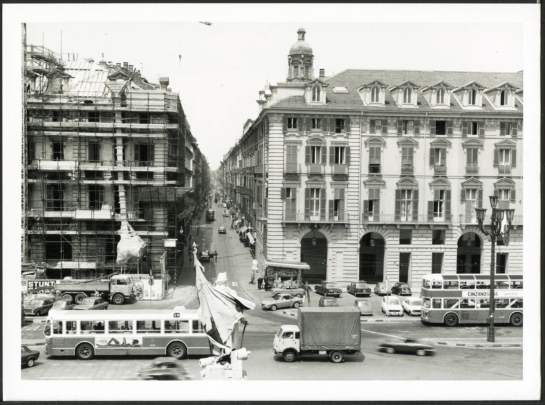 Via Garibaldi Torino 1974 Ft 36236 - Stampa 24x18 cm - Farabola Stampa ai sali d'argento (anni 90)