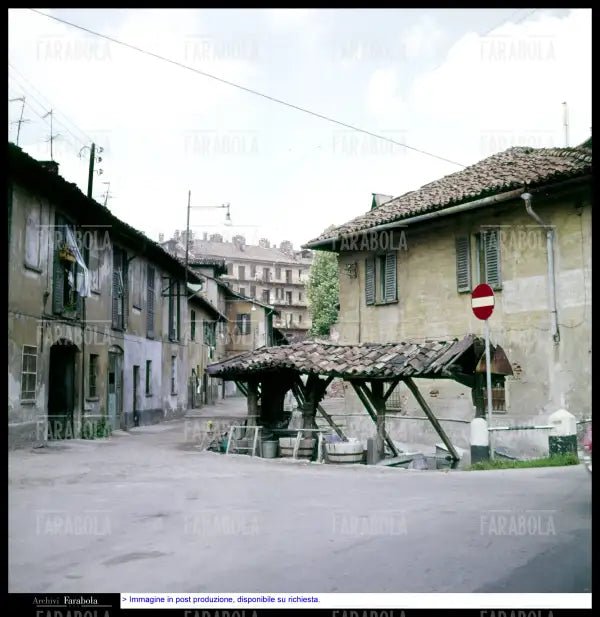 Vicolo delle Lavandaie sul Naviglio Grande, Milano, anni 50 - Farabola Immagine digitale