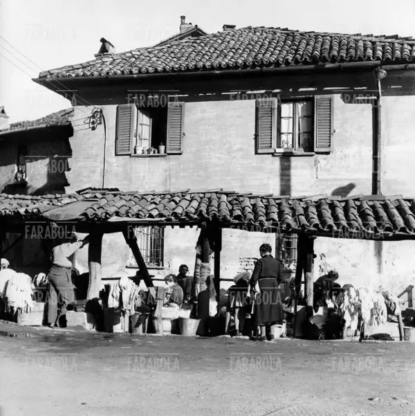 Vicolo Lavandaia sul Naviglio Grande, Milano, 1950 - Farabola Immagine digitale