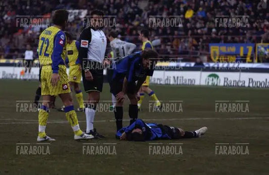 Vieri e Recoba con l'arbitro Paparesta, Inter vs Chievo, 2005 - Farabola Immagine digitale