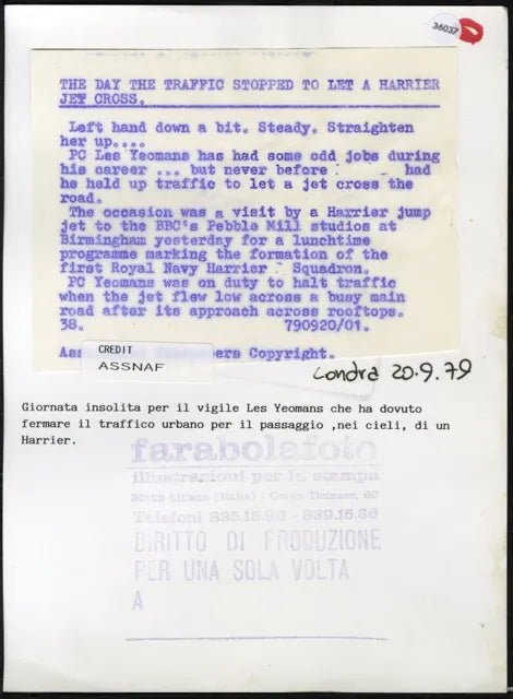 Vigile dirige il traffico aereo 1979 Ft 36037 - Stampa 21x15 cm - Farabola Stampa ai sali d'argento