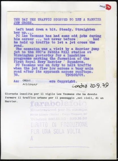 Vigile dirige il traffico aereo 1979 Ft 36037 - Stampa 21x15 cm - Farabola Stampa ai sali d'argento