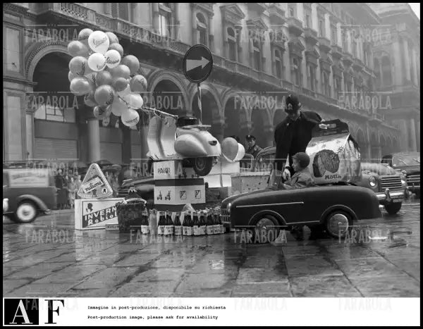Vigile urbano durante la Befana del Vigile, Milano, 1955 - Farabola Immagine digitale