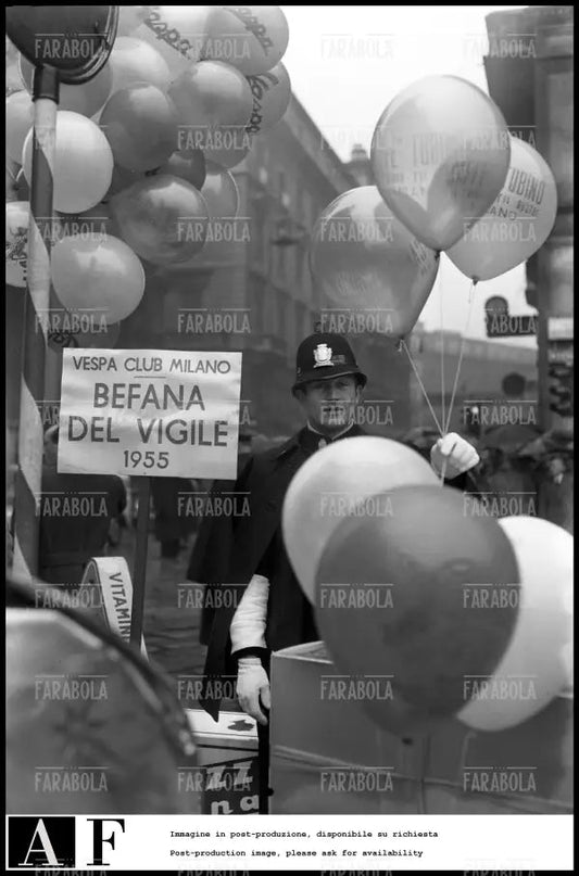 Vigile urbano durante la Befana del Vigile, Milano, 1955 - Farabola Immagine digitale