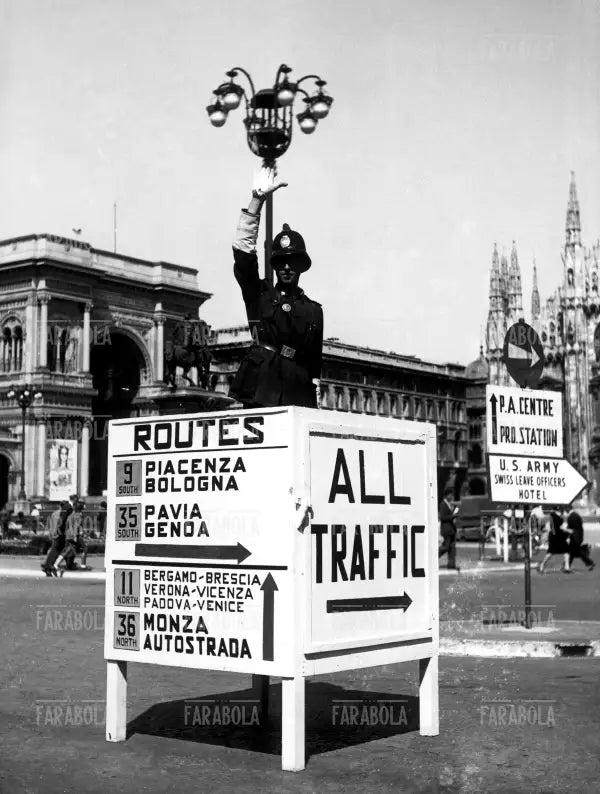 Vigile urbano in piazza del Duomo, Milano, 1945 - Farabola Immagine digitale