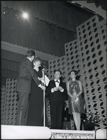Foto vintage de archivio Flores para Tenco Sanremo 1967 FT 35625 Foto vintage de archivio Flores para Tenco Sanremo 1967 FT 35625