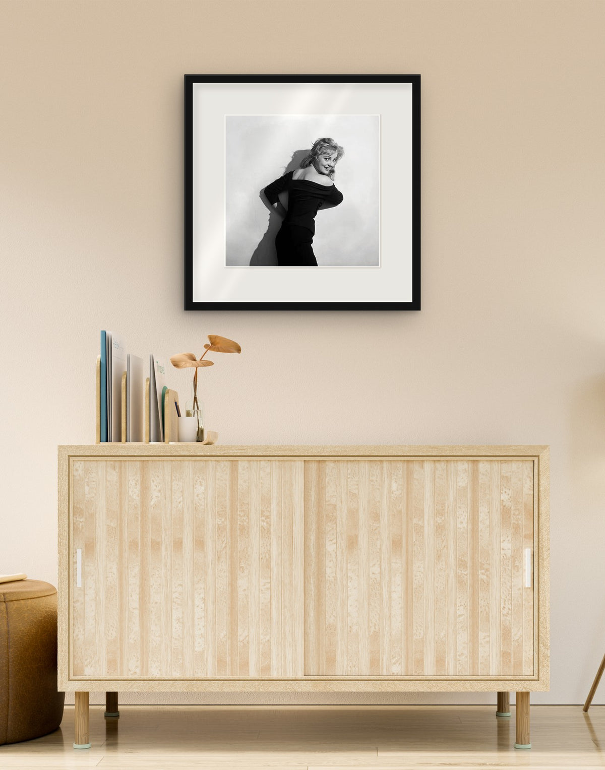 Fine-Art-Druck von „Virna Lisi, 1956“ mit schwarzem Rahmen und Passepartout, im Wohnzimmer über einer Anrichte aufgehängt