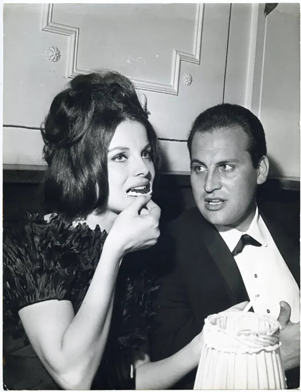 Virna Lisi con il marito a Parigi 1963 Ft 37260 - Stampa 21x27 cm - Farabola Stampa ai sali d'argento