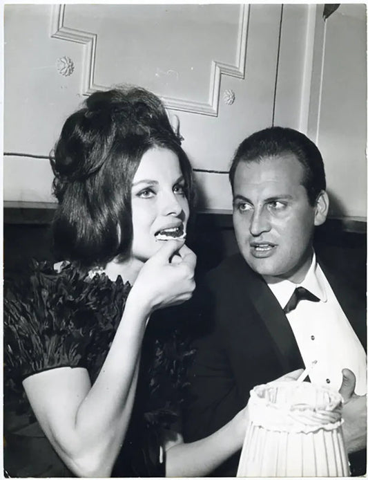 Virna Lisi con il marito a Parigi 1963 Ft 37260 - Stampa 21x27 cm - Farabola Stampa ai sali d'argento